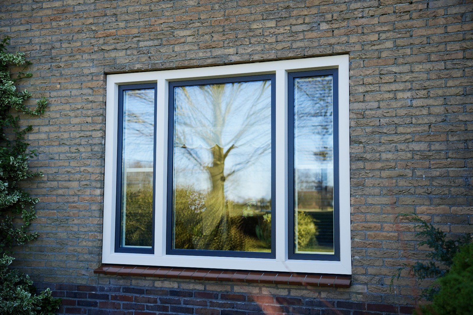 Kunststof kozijnen aan de zijkant van een woning