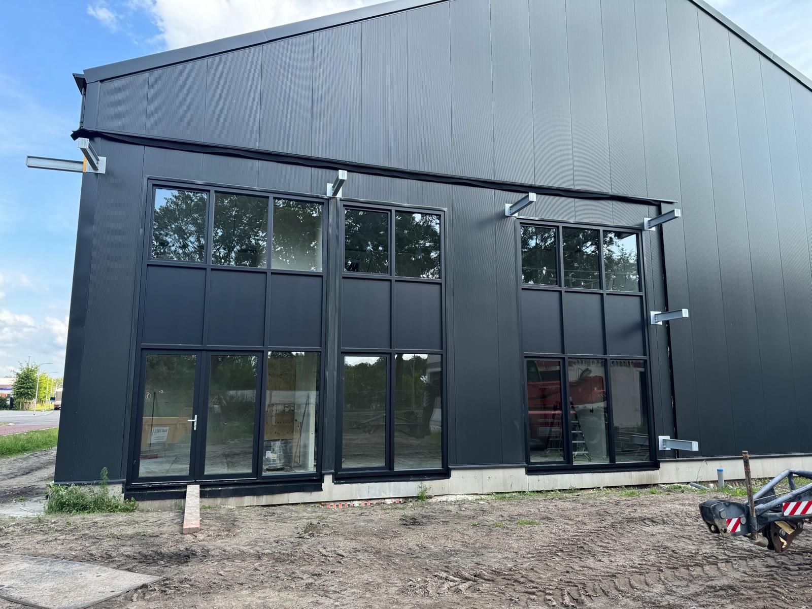 Kunststof kozijnen bij een bedrijfspand